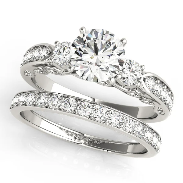 ENGAGEMENT RINGS 3 STONE ROUND - Image 3