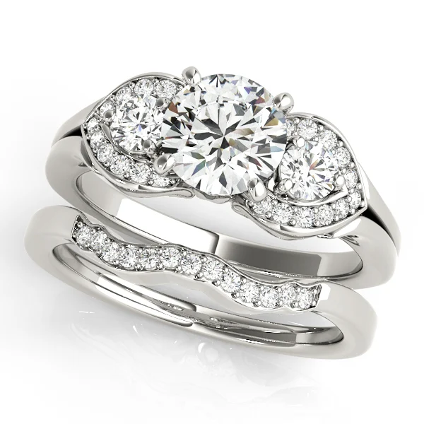 ENGAGEMENT RINGS 3 STONE ROUND - Image 3