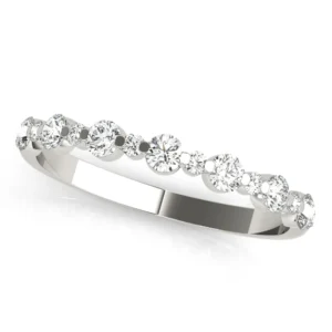 Single Shared Prong Wedding Band, Alternating Size