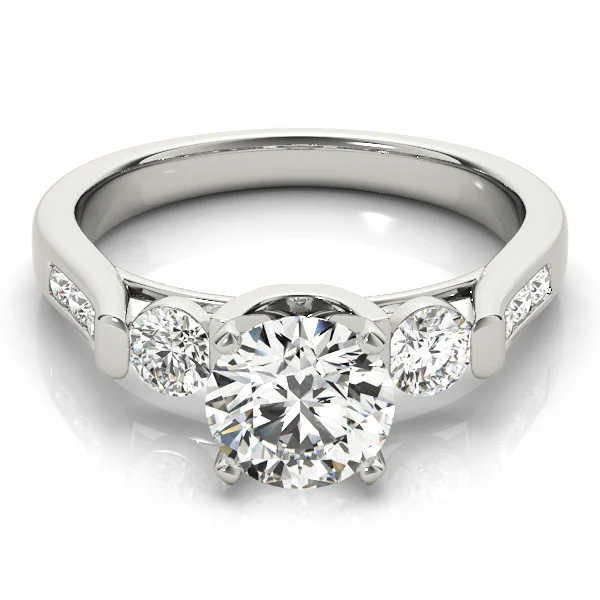 ENGAGEMENT RINGS 3 STONE ROUND - Image 3